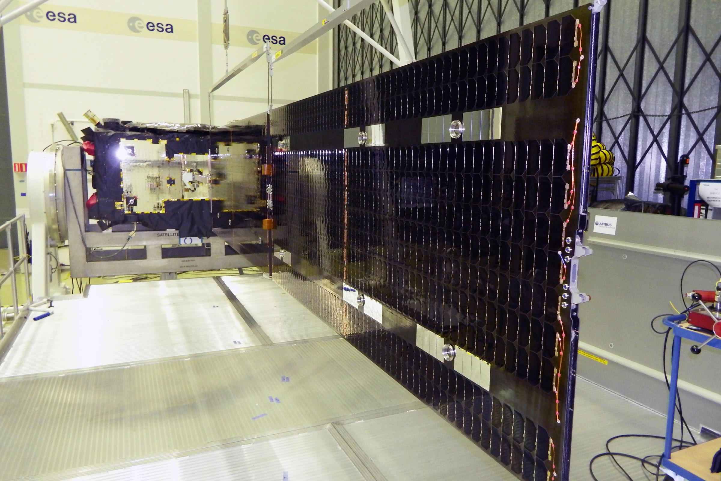 Pětimetrové solární křídlo družice Galileo / foto S. Bury, ESA/OHB