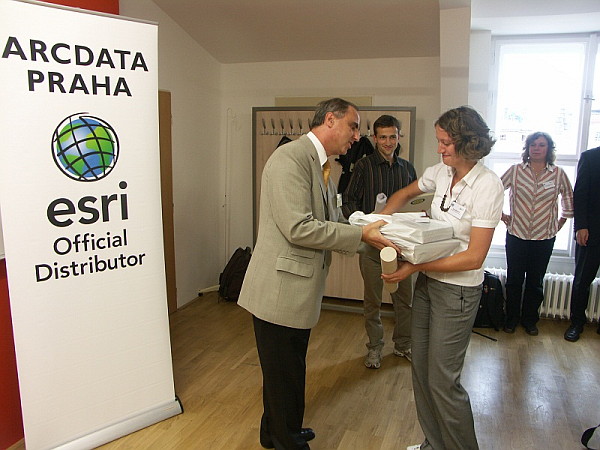 student-gis-projekt-2011-05-w600 Hana Michlová z Univerzity Palackého v Olomouci přebírá ocenění za 1. místo v sekci seminárních a bakalářských prací