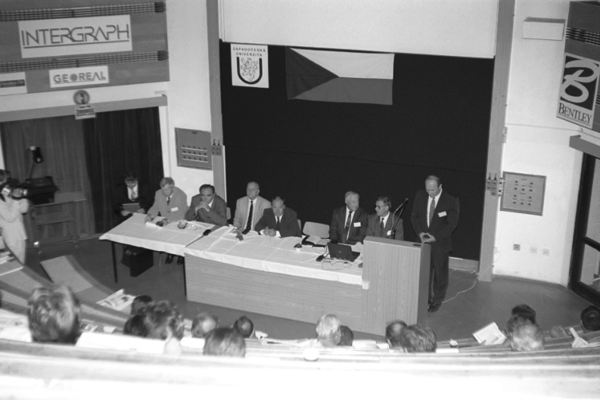 zahajeni_cada_2-kartograficka-konference-2001