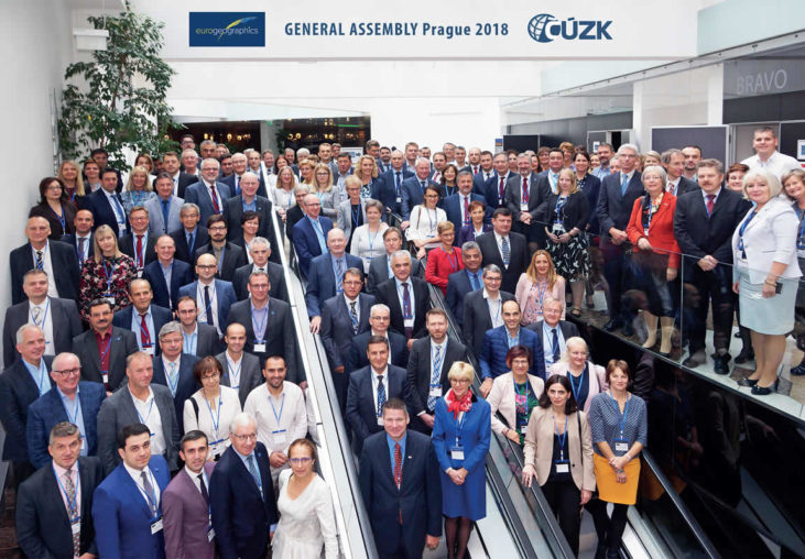 společné foto valného shromáždění EuroGeographics v Praze 2018 / foto archiv EuroGeographics